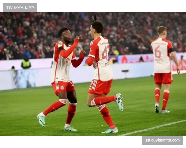 特写：终场哨响，诺伊尔与穆夏拉在伊蒂哈德球场久久相拥